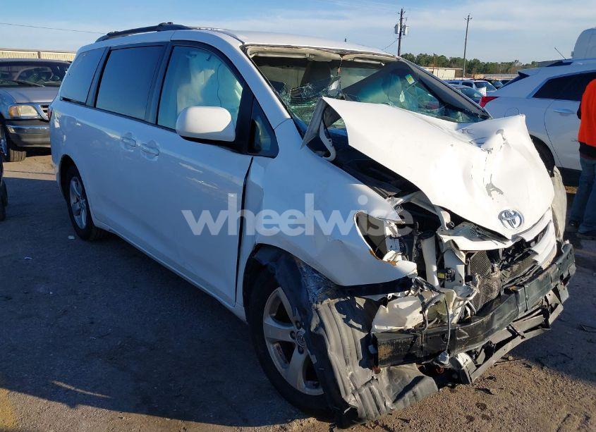 2016 Toyota Sienna LE 8 PASSENGER (VIN 5TDKK3DC3GS694926) main photo