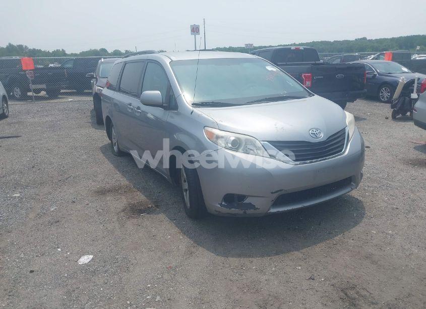 2011 Toyota Sienna LE V6 (VIN 5TDKK3DC4BS013309) main photo