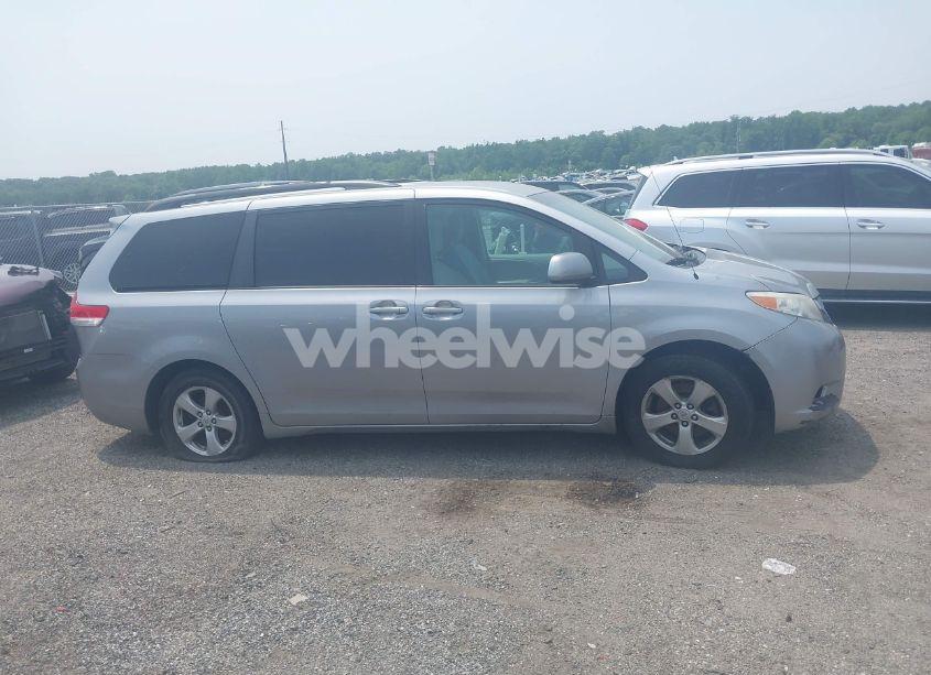 Photo 13 of 2011 Toyota Sienna LE V6 (VIN 5TDKK3DC4BS013309)