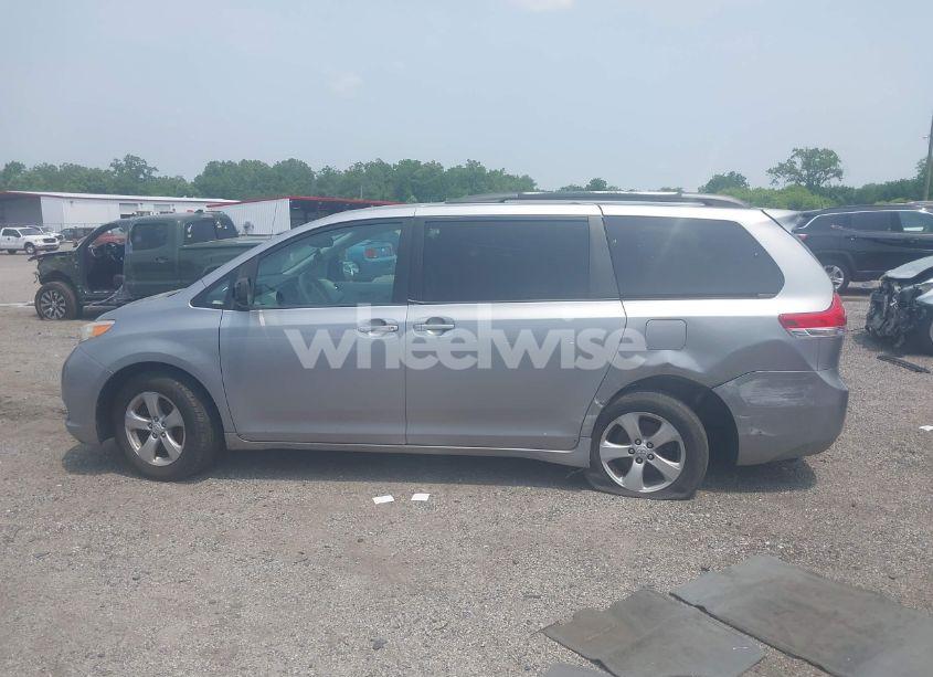Photo 14 of 2011 Toyota Sienna LE V6 (VIN 5TDKK3DC4BS013309)