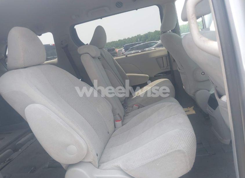 Photo 8 of 2011 Toyota Sienna LE V6 (VIN 5TDKK3DC4BS013309)