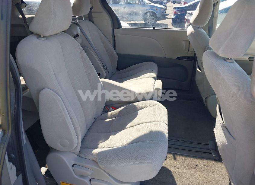 Photo 8 of 2011 Toyota Sienna LE V6 (VIN 5TDKK3DC4BS019594)