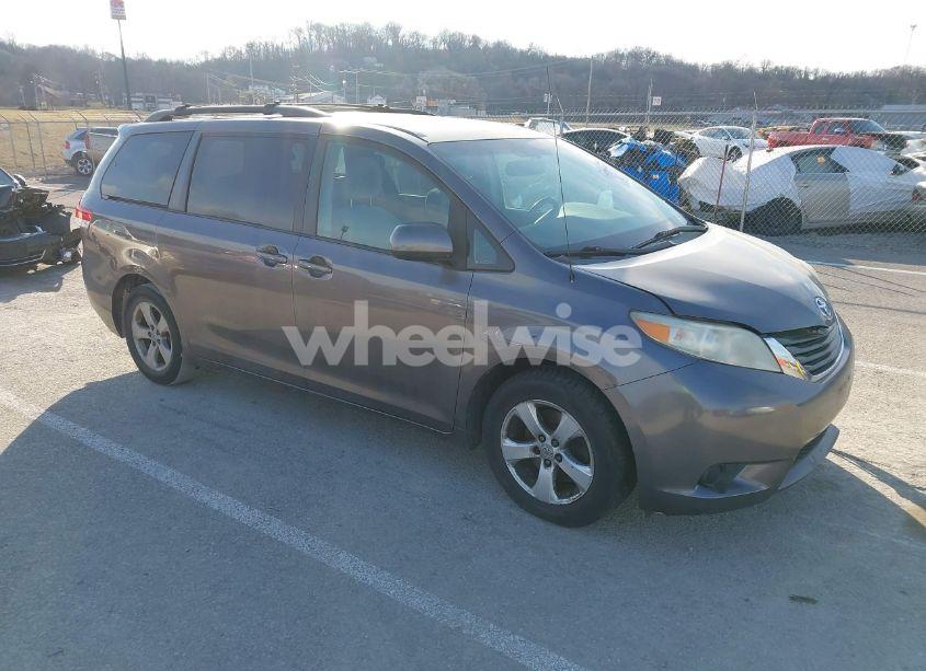 2011 Toyota Sienna LE V6 (VIN 5TDKK3DC4BS084686) main photo