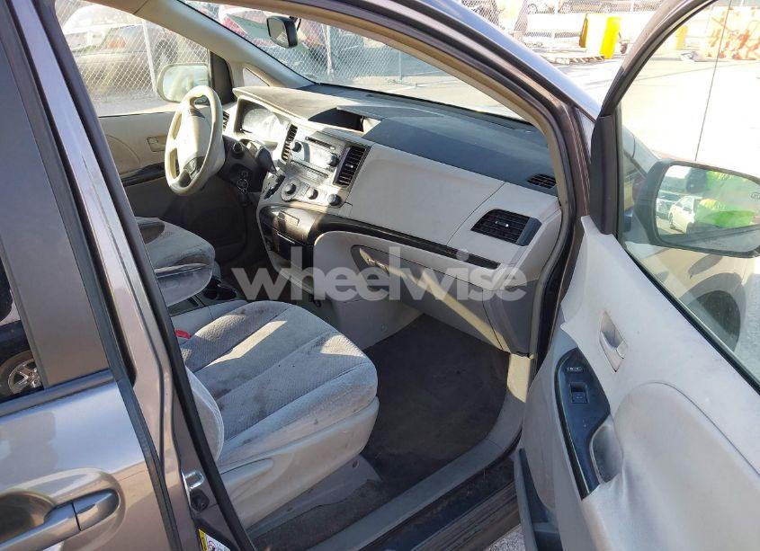 Photo 5 of 2011 Toyota Sienna LE V6 (VIN 5TDKK3DC4BS084686)