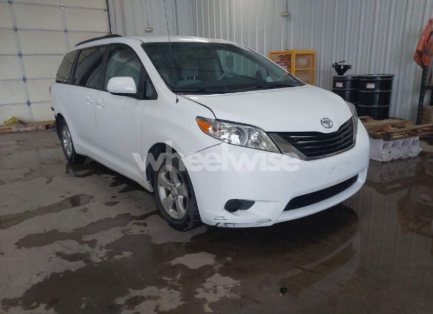 2011 Toyota Sienna LE V6 (VIN 5TDKK3DC4BS114821) main photo