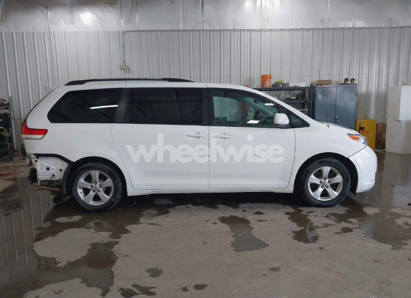 Photo 14 of 2011 Toyota Sienna LE V6 (VIN 5TDKK3DC4BS114821)