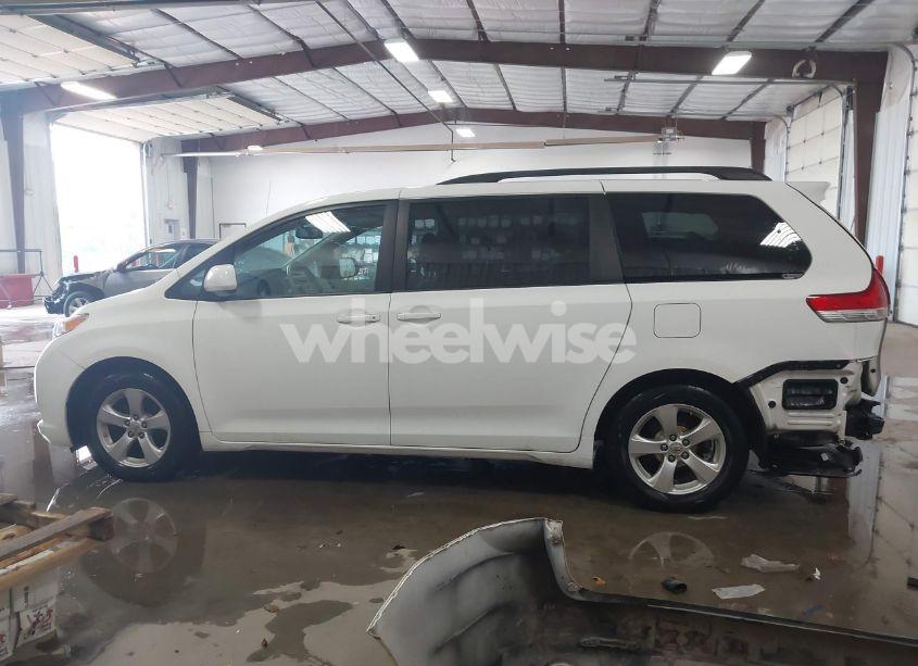 Photo 15 of 2011 Toyota Sienna LE V6 (VIN 5TDKK3DC4BS114821)