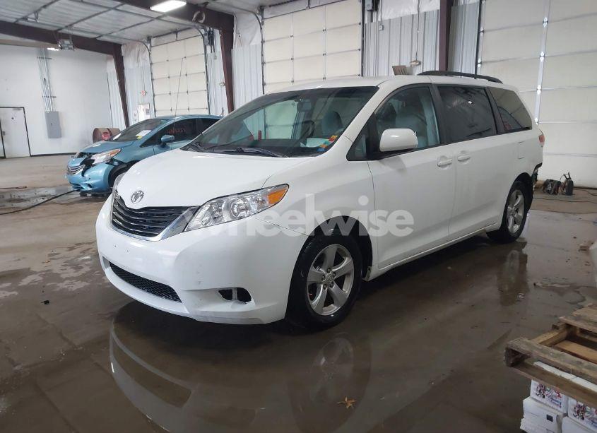 Photo 2 of 2011 Toyota Sienna LE V6 (VIN 5TDKK3DC4BS114821)