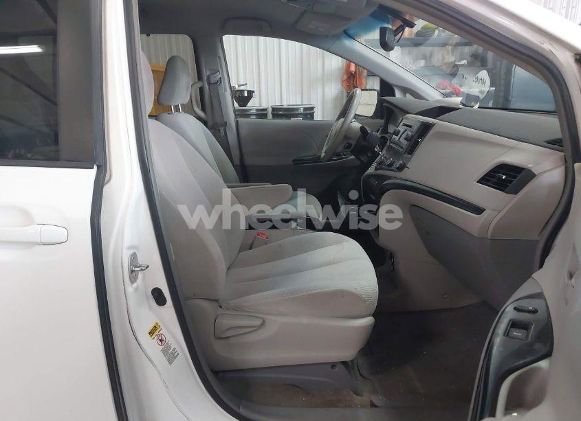 Photo 5 of 2011 Toyota Sienna LE V6 (VIN 5TDKK3DC4BS114821)