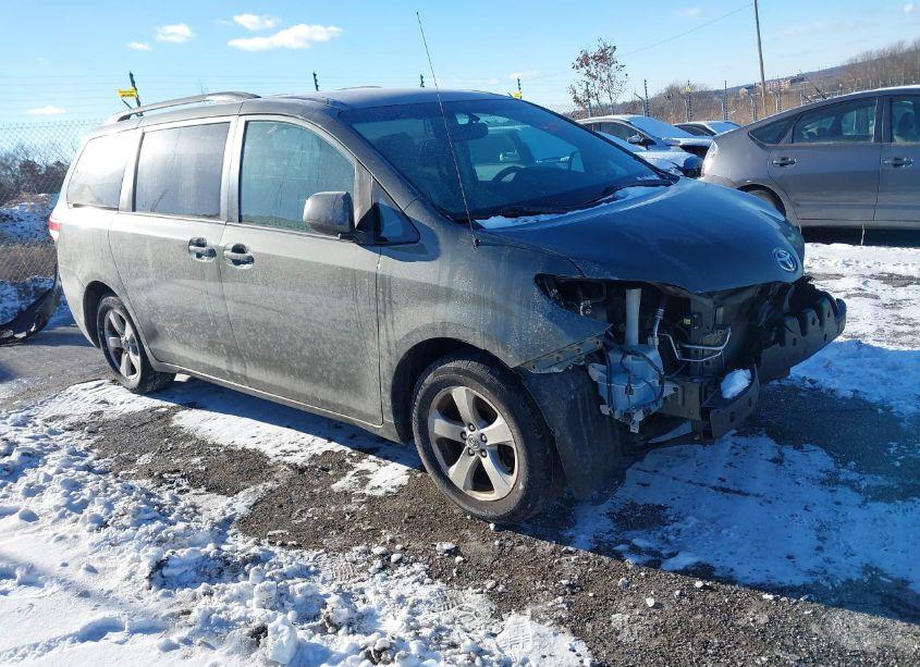 2011 Toyota Sienna LE V6 (VIN 5TDKK3DC4BS115564) main photo