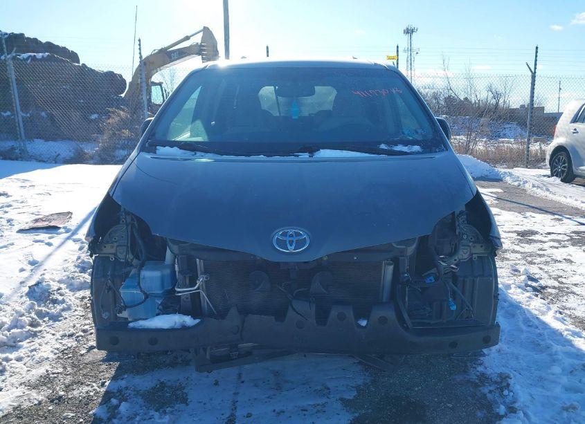 Photo 12 of 2011 Toyota Sienna LE V6 (VIN 5TDKK3DC4BS115564)