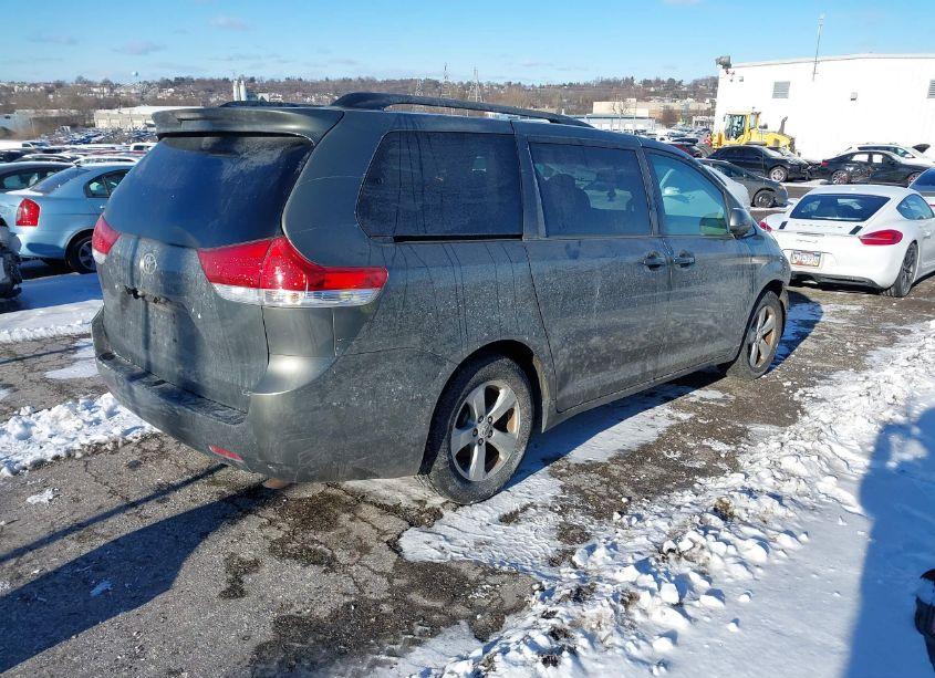 Photo 4 of 2011 Toyota Sienna LE V6 (VIN 5TDKK3DC4BS115564)