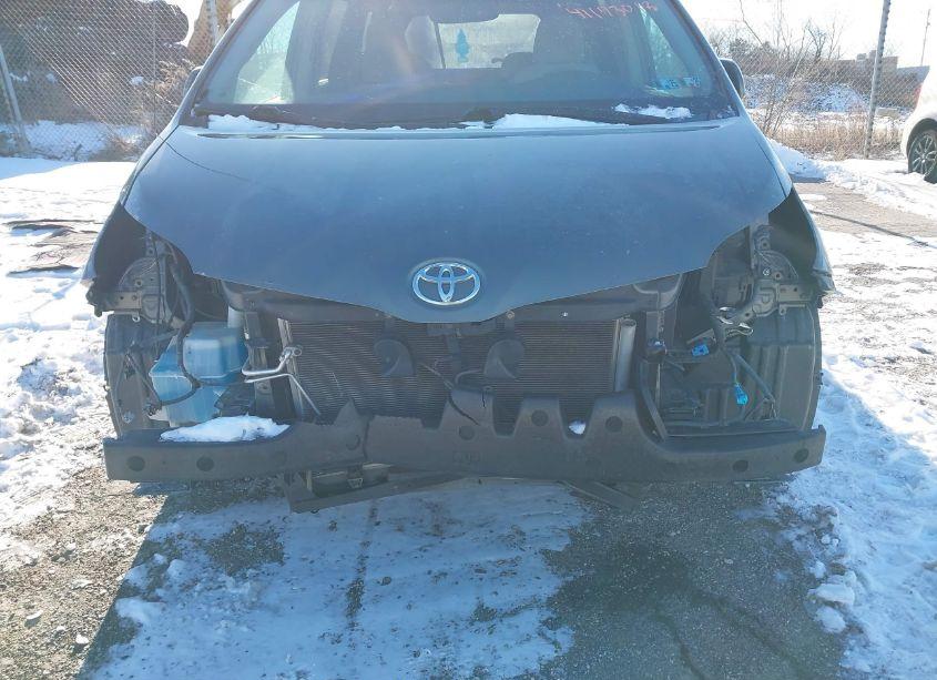 Photo 6 of 2011 Toyota Sienna LE V6 (VIN 5TDKK3DC4BS115564)