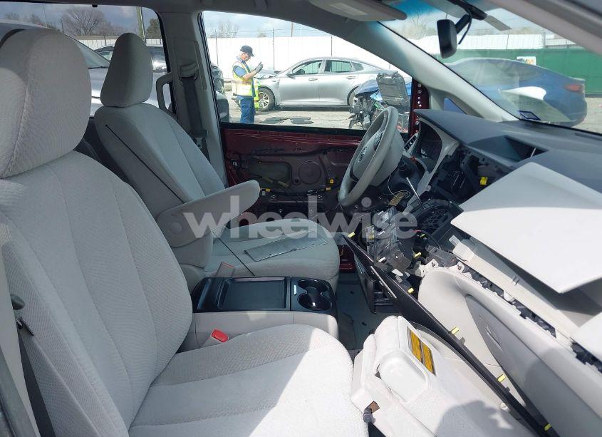 Photo 5 of 2011 Toyota Sienna LE V6 (VIN 5TDKK3DC4BS120974)