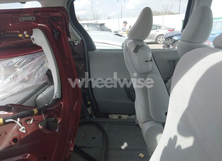 Photo 8 of 2011 Toyota Sienna LE V6 (VIN 5TDKK3DC4BS120974)