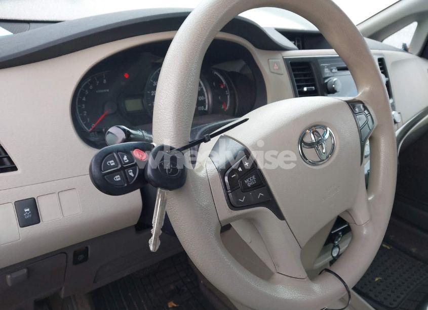 Photo 11 of 2011 Toyota Sienna LE V6 (VIN 5TDKK3DC4BS125639)