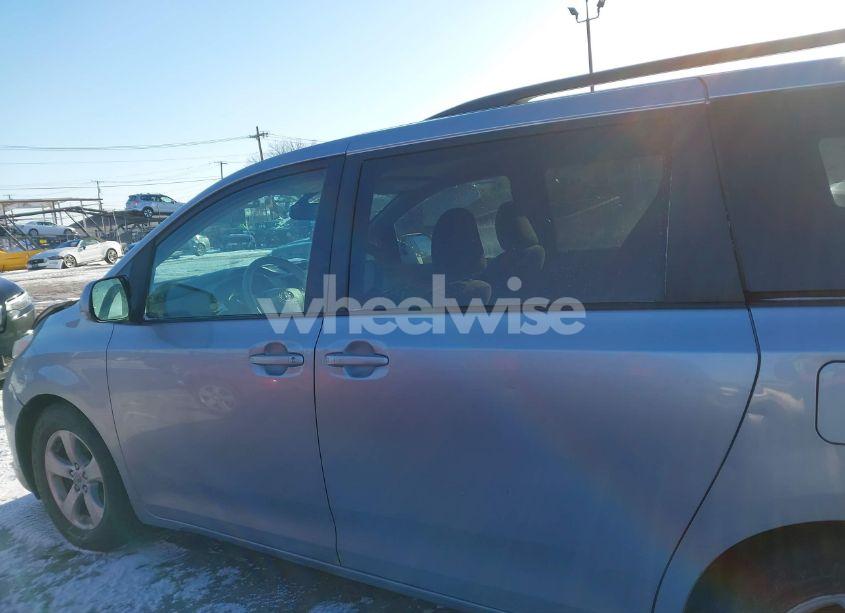 Photo 14 of 2011 Toyota Sienna LE V6 (VIN 5TDKK3DC4BS140271)