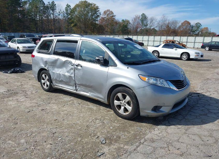 2011 Toyota Sienna LE V6 (VIN 5TDKK3DC4BS154767) main photo