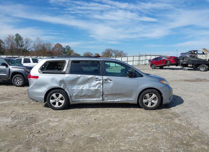 Photo 13 of 2011 Toyota Sienna LE V6 (VIN 5TDKK3DC4BS154767)