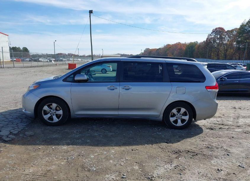 Photo 14 of 2011 Toyota Sienna LE V6 (VIN 5TDKK3DC4BS154767)