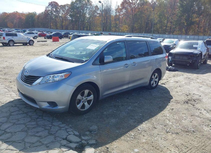 Photo 2 of 2011 Toyota Sienna LE V6 (VIN 5TDKK3DC4BS154767)