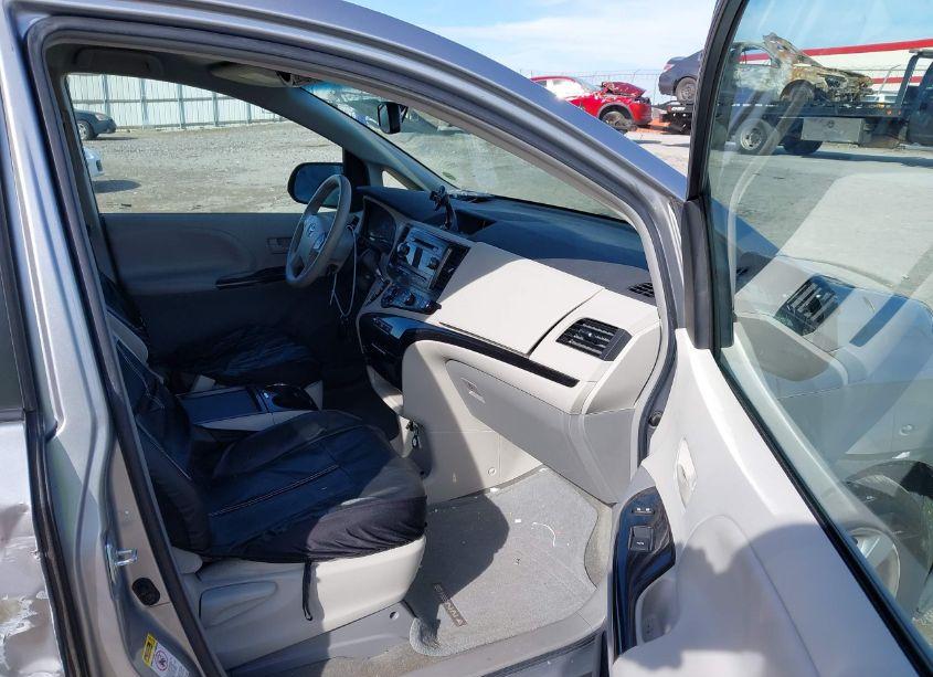 Photo 5 of 2011 Toyota Sienna LE V6 (VIN 5TDKK3DC4BS154767)