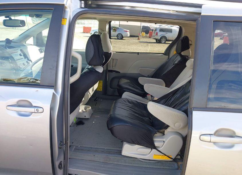 Photo 8 of 2011 Toyota Sienna LE V6 (VIN 5TDKK3DC4BS154767)