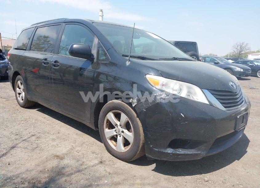 2011 Toyota Sienna LE V6 (VIN 5TDKK3DC4BS173688) main photo