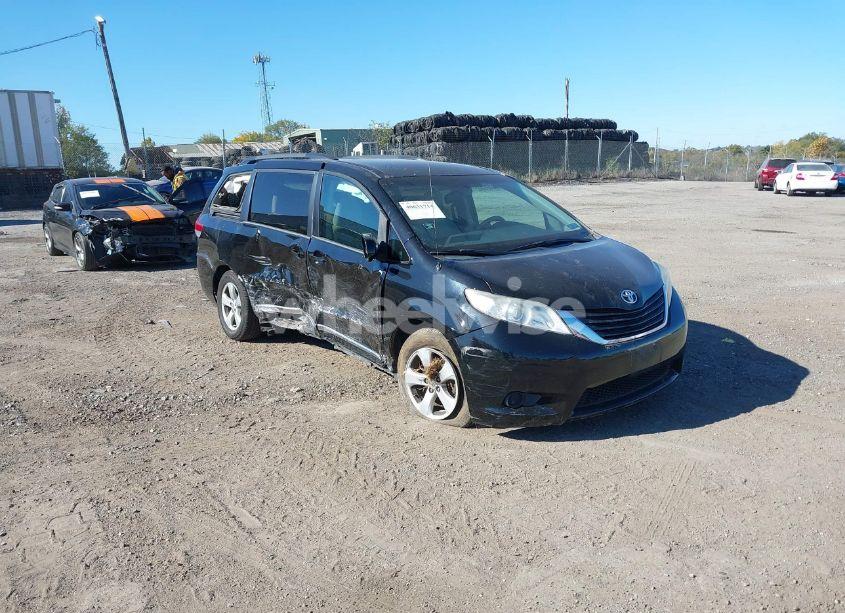 2013 Toyota Sienna LE V6 8 PASSENGER (VIN 5TDKK3DC4DS381265) main photo