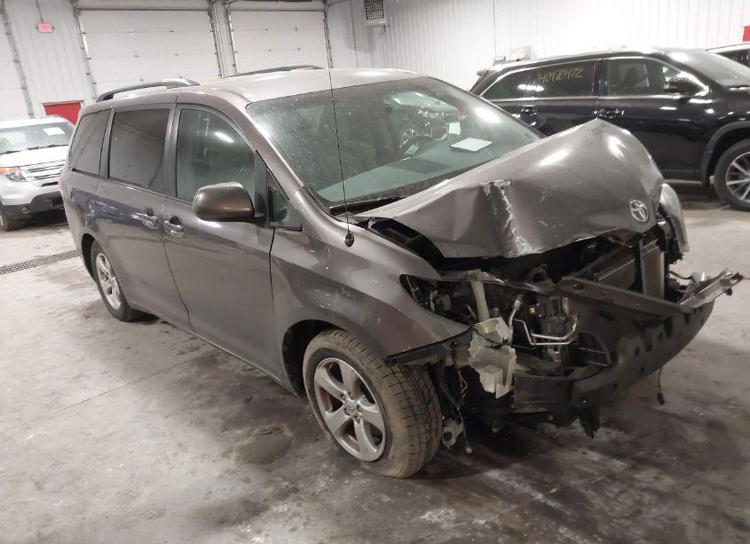 2014 Toyota Sienna LE V6 8 PASSENGER (VIN 5TDKK3DC4ES495199) main photo