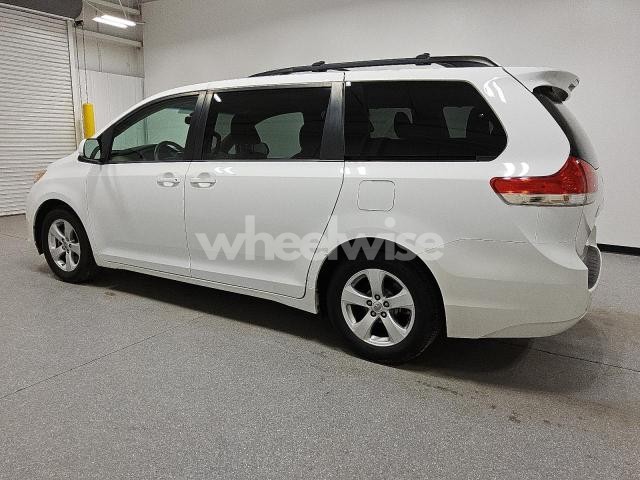 Photo 2 of 2014 TOYOTA SIENNA LE (VIN 5TDKK3DC4ES495638)