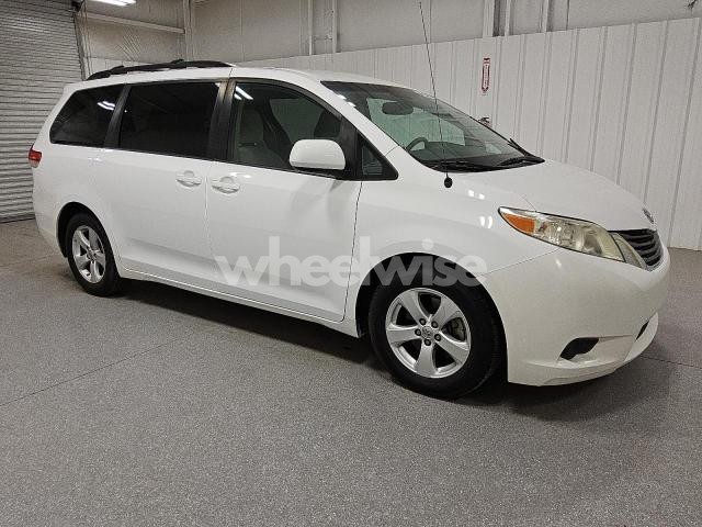 Photo 3 of 2014 TOYOTA SIENNA LE (VIN 5TDKK3DC4ES495638)