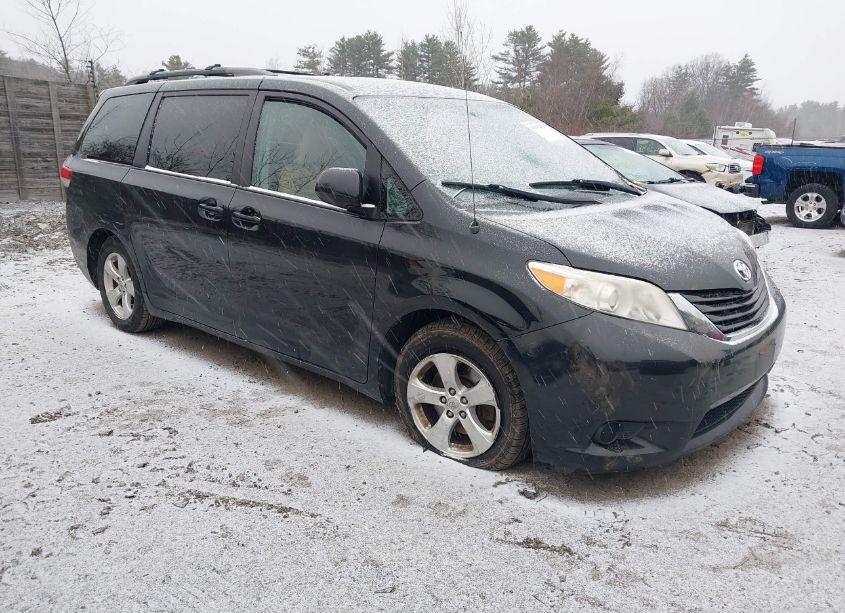 2014 Toyota Sienna LE V6 8 PASSENGER (VIN 5TDKK3DC4ES497020) main photo