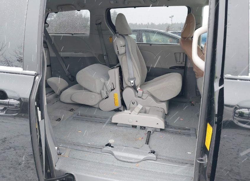 Photo 8 of 2014 Toyota Sienna LE V6 8 PASSENGER (VIN 5TDKK3DC4ES497020)
