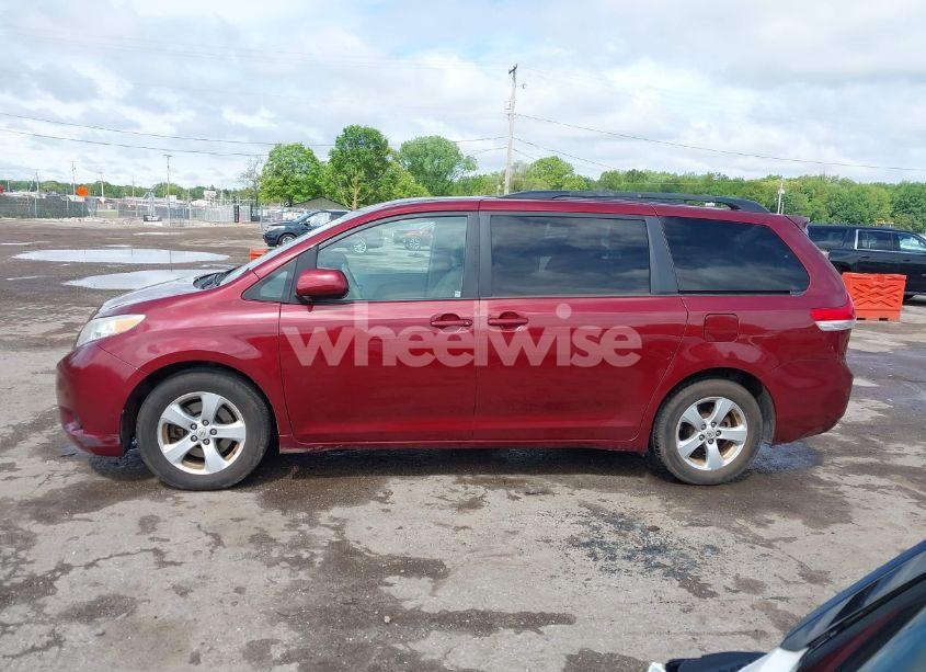 Photo 14 of 2014 Toyota Sienna LE V6 7 PASSENGER AUTO ACCESS SEAT/LE V6 7 PASSENGER MOBILITY/LE V6 8 PASSENGER (VIN 5TDKK3DC4ES498443)