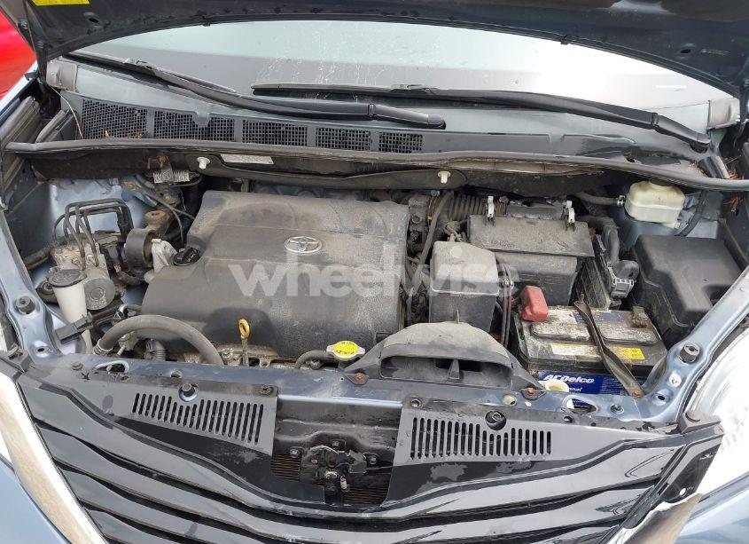 Photo 10 of 2015 Toyota Sienna (VIN 5TDKK3DC4FS684632)