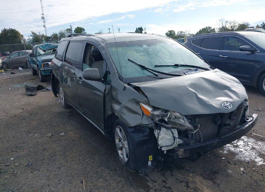 2011 Toyota Sienna LE V6 (VIN 5TDKK3DC5BS009625) main photo