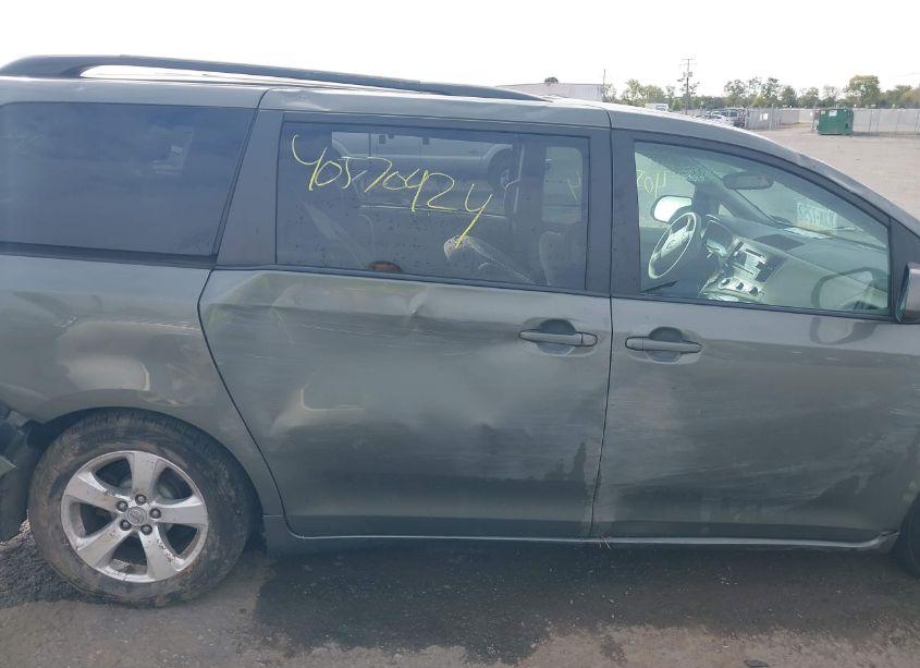 Photo 14 of 2011 Toyota Sienna LE V6 (VIN 5TDKK3DC5BS009625)