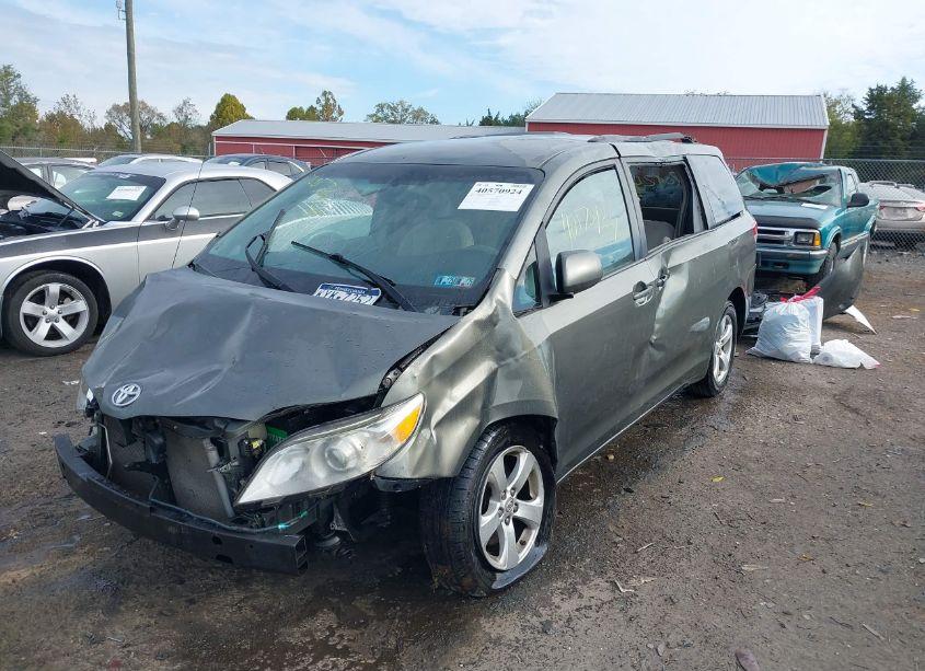 Photo 2 of 2011 Toyota Sienna LE V6 (VIN 5TDKK3DC5BS009625)