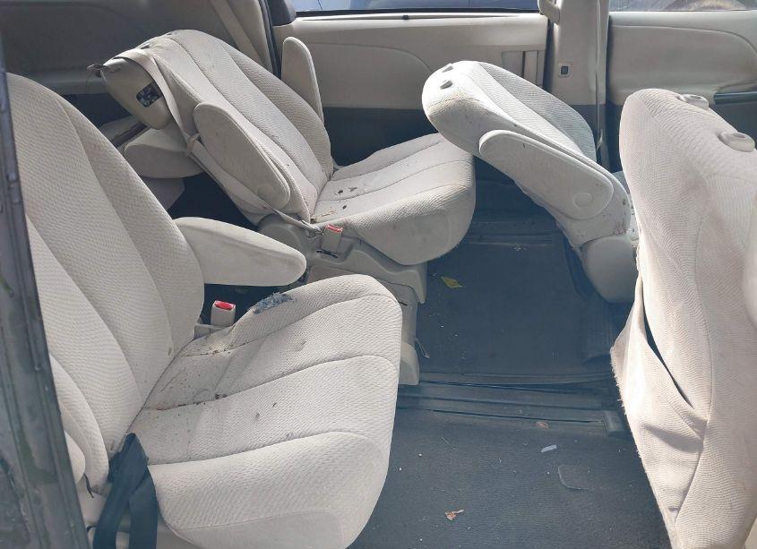 Photo 8 of 2011 Toyota Sienna LE V6 (VIN 5TDKK3DC5BS009625)