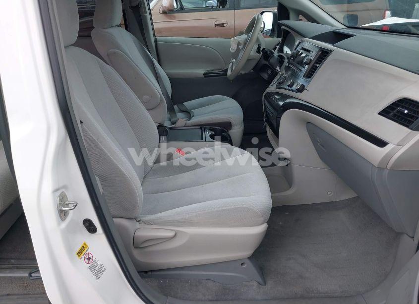 Photo 5 of 2011 Toyota Sienna LE V6 (VIN 5TDKK3DC5BS013058)