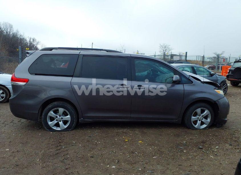 Photo 13 of 2011 Toyota Sienna LE V6 (VIN 5TDKK3DC5BS026988)