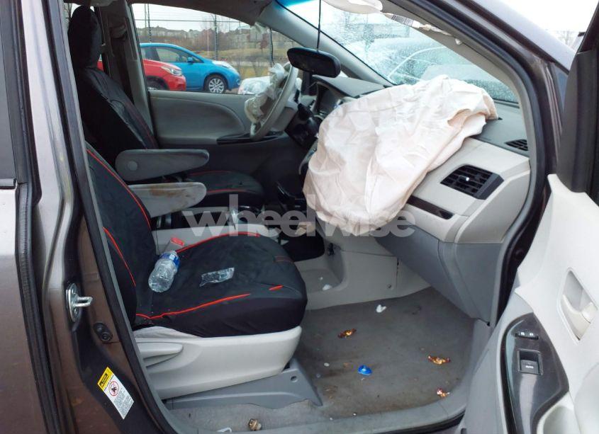 Photo 5 of 2011 Toyota Sienna LE V6 (VIN 5TDKK3DC5BS026988)