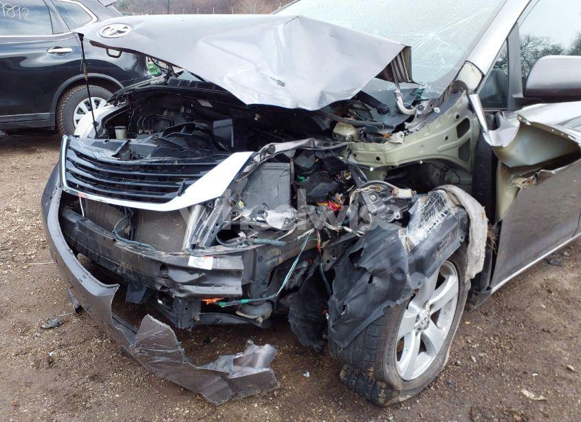 Photo 6 of 2011 Toyota Sienna LE V6 (VIN 5TDKK3DC5BS026988)