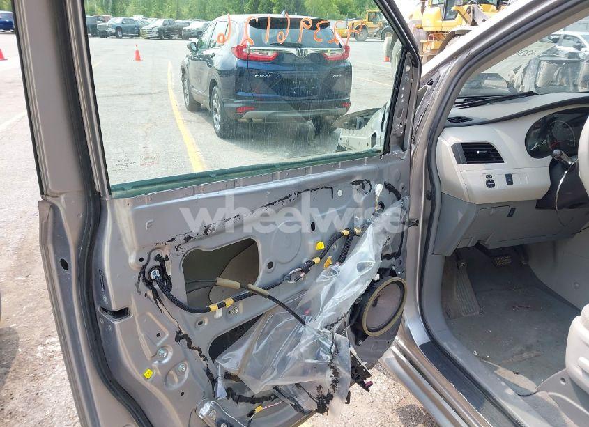 Photo 18 of 2011 Toyota Sienna LE V6/LE V6 AUTO ACCESS SEAT (VIN 5TDKK3DC5BS036145)