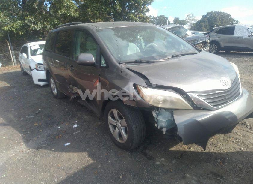 2011 Toyota Sienna LE V6 (VIN 5TDKK3DC5BS042852) main photo