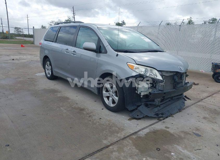 2011 Toyota Sienna LE V6 (VIN 5TDKK3DC5BS117646) main photo