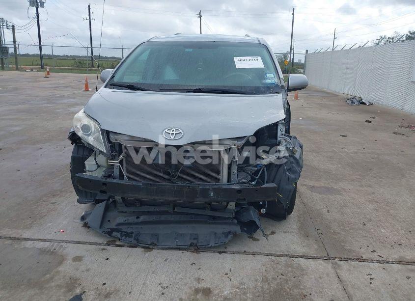 Photo 13 of 2011 Toyota Sienna LE V6 (VIN 5TDKK3DC5BS117646)