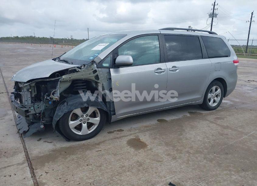 Photo 2 of 2011 Toyota Sienna LE V6 (VIN 5TDKK3DC5BS117646)