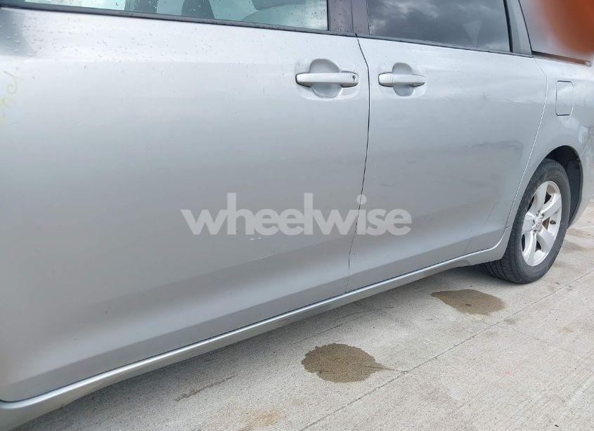 Photo 20 of 2011 Toyota Sienna LE V6 (VIN 5TDKK3DC5BS117646)